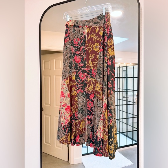 Velvet by Graham and Spencer - Swan Skirt - Size S - Picture 3 of 9